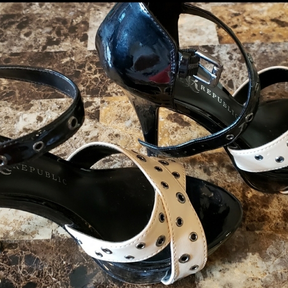 🎉🎉HP🎉🎉 Edgy Rock and Republic Strappy Heels - Picture 4 of 7